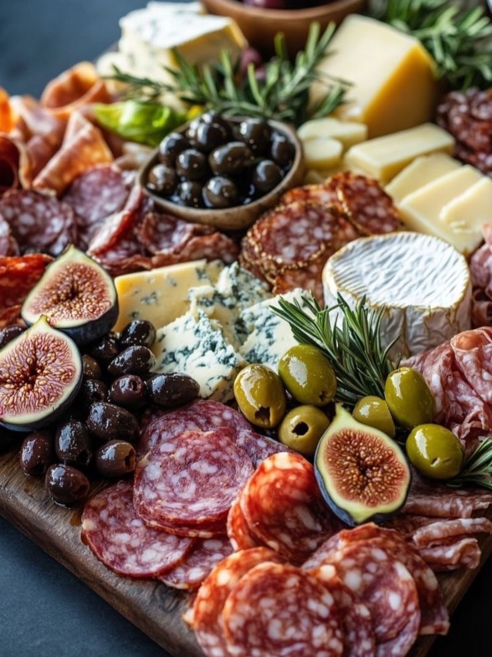 Higos, quesos y charcutería en la mesa