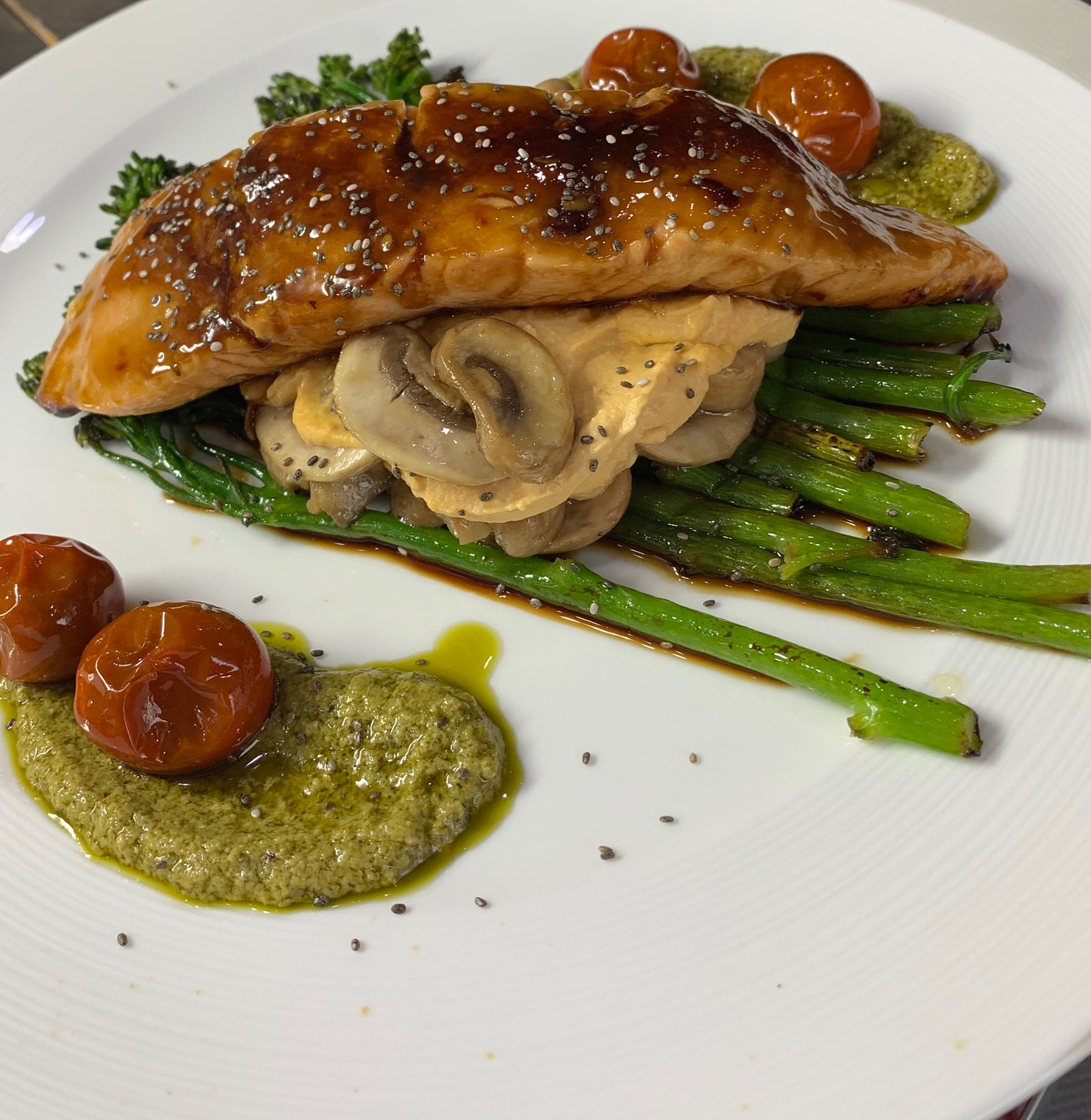 Pescado servido con espárragos
