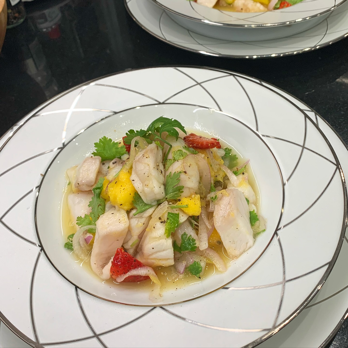 Pescado blanco marinado con fruta fresca y cilantro